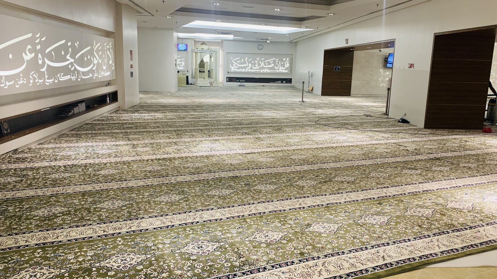 Ruang solat dengan karpet premium